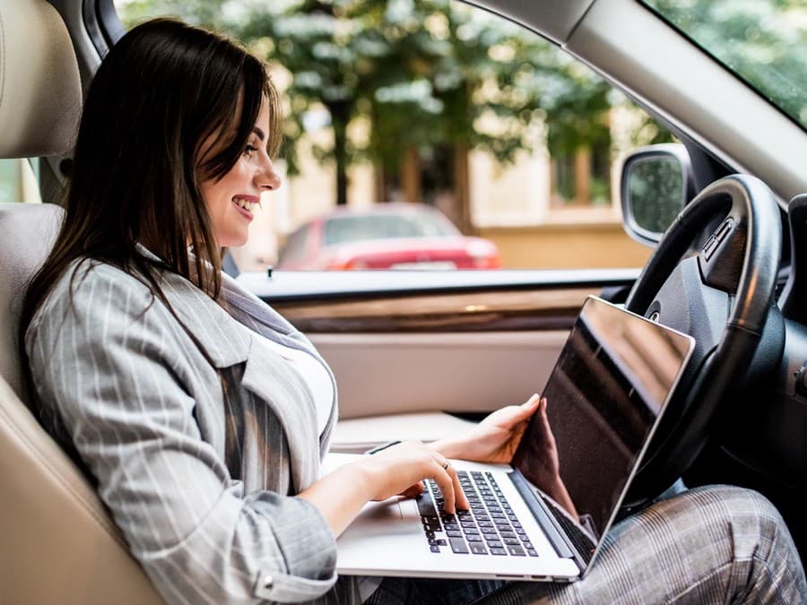 Комфортабельный салон такси с Wi-Fi и зарядками