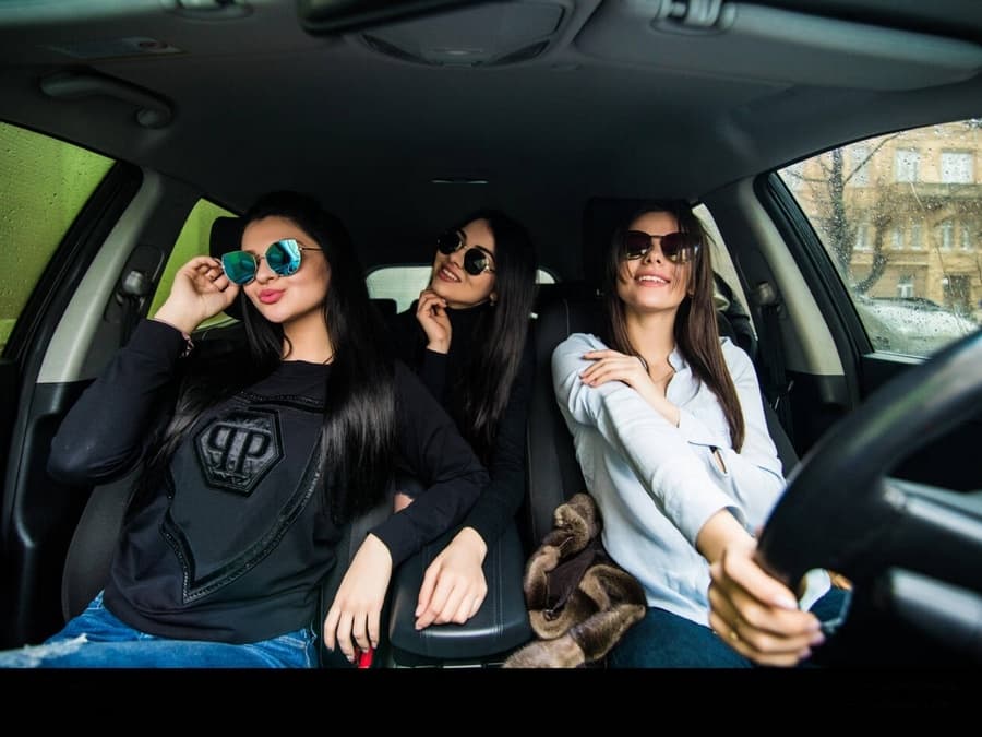 Вместительный багажник такси для перевозки чемоданов