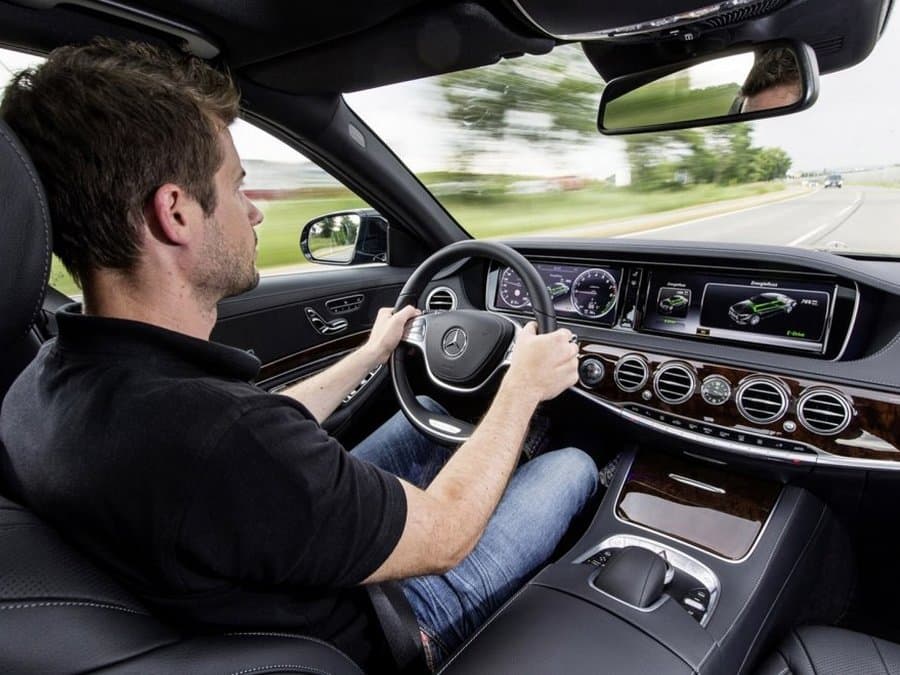 Профессиональный водитель такси с опытом работы